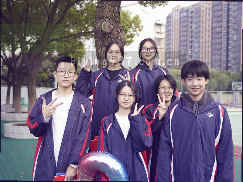 暗色工作台前数据屏幕与耳麦剪影的客服支持场景图